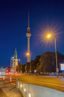 Berlin 'in ünlü Televizyon Kulesi ve gece St. Mary Kilisesi.