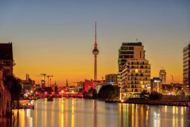 Gün batımından sonra Berlin 'deki ünlü TV Kulesi ve Spree Nehri.