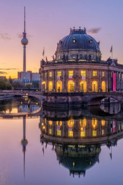 Güneş doğmadan önce Berlin 'de Televizyon Kulesi olan Müze Adası.