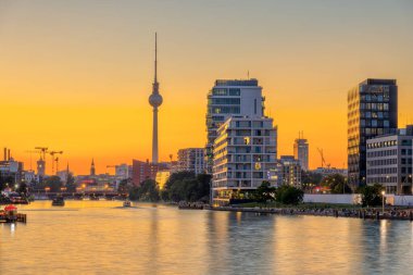Gün batımından sonra Berlin 'deki ünlü Televizyon Kulesi ve Spree Nehri.