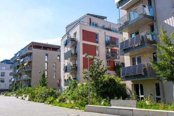 Berlin, Almanya 'da bir konut geliştirme bölgesinde modern apartmanlar