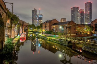 Manchester, İngiltere 'deki Castlefield bölgesi, geceleri.