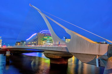 Dublin, İrlanda 'daki Samuel Beckett Köprüsü, alacakaranlıkta.