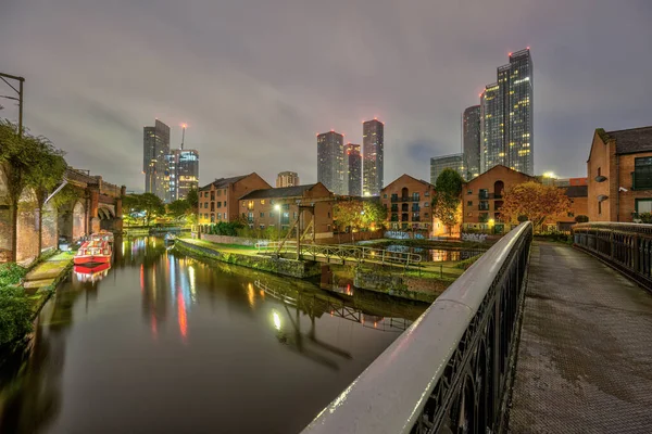 İngiltere, Manchester 'daki Castlefield' da, geceleri modern gökyüzü arkada.