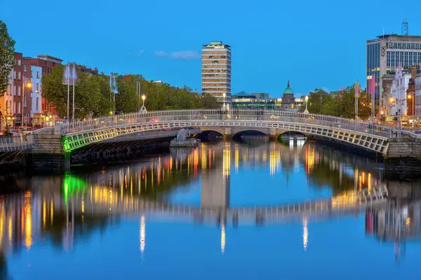 Floden Liffey Och Den Berömda Penny Bridge Dublin Irland Skymningen Stockfoto