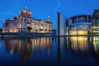 Reichstag ve Paul-Loebe-Haus nehri Berlin 'de Spree nehrinde.