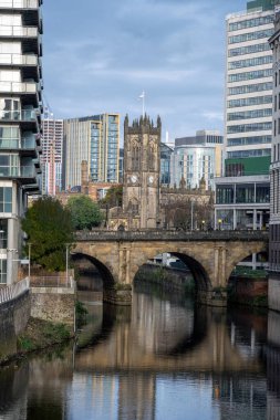 Irwell nehri boyunca Manchester, İngiltere 'deki katedrale bakın.