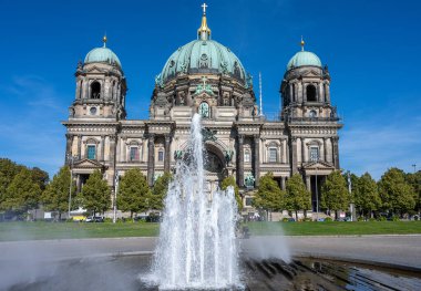 Küçük fıskiyeli görkemli Berlin Katedrali.