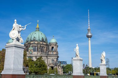 Katedral, Televizyon Kulesi ve Berlin, Almanya 'da görülen bazı beyaz heykeller.