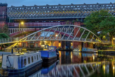 Manchester, İngiltere 'deki ünlü Castlefield Viaduct, şafak vakti.
