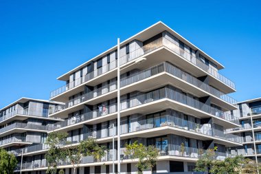 İspanya 'nın Barselona şehrinde her yerde balkonları olan modern gri apartmanlar.