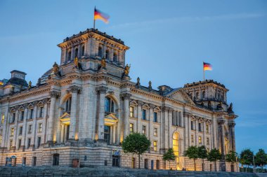 Berlin 'deki görkemli Reichstag, Alman parlamento binası, alacakaranlıkta.