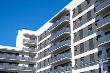İspanya, Barselona 'da balkonları olan yeni beyaz bir apartman.