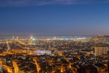 İspanya 'da gece Barcelona' nın ufuk çizgisi