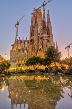 Gün batımından sonra Barcelona 'daki görkemli Sagrada Familia