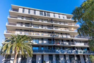 İspanya 'nın Barselona şehrinde yeni apartman binaları görülüyor.