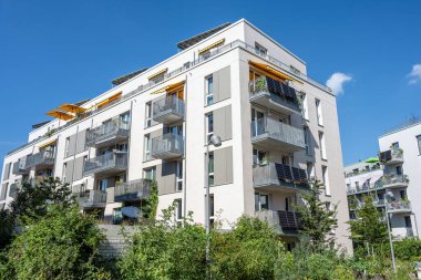 Almanya 'da mavi gökyüzünün önündeki yeni beyaz apartman