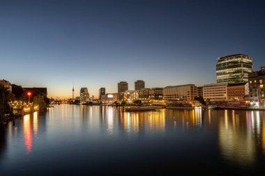 Berlin 'deki Spree Nehri' nin arkasında ünlü Televizyon Kulesi var.