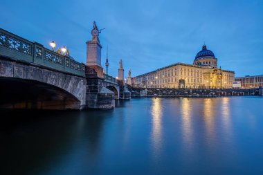 Berlin 'deki Şehir Sarayı ve Televizyon Kulesi bulutlu bir sabahta yeniden inşa edildi.