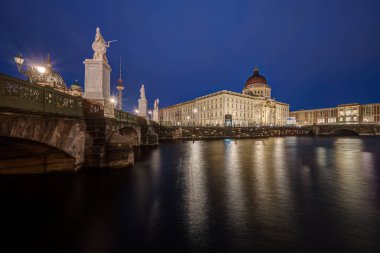 Gece Berlin 'deki Şehir Sarayı ve Televizyon Kulesi yeniden inşa edildi.