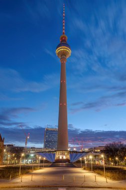 Berlin 'deki Alexanderplatz' da güneş doğmadan önce ünlü Televizyon Kulesi