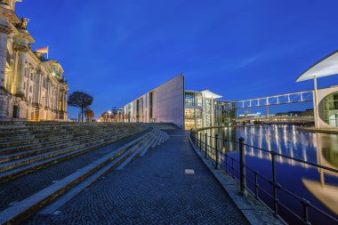 Reichstag ve Paul-Loebe-Haus nehirde Şafakta Berlin 'de Spree