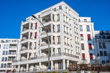 Prenzlauer Berg, Berlin, Almanya 'da beyaz modern apartmanlar görüldü