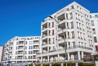 Berlin, Almanya 'da Prenzlauer Berg ilçesinde beyaz, modern apartmanlar görüldü.