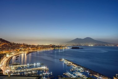 Güneş doğmadan önce Vezüv Dağı ile Napoli Körfezi