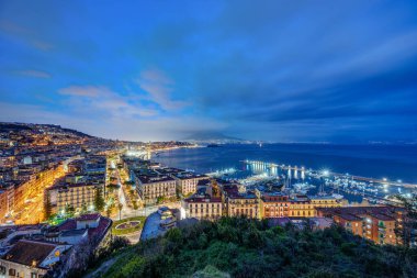 Geceleri Vezüv Dağı 'nın olduğu Napoli Körfezi.