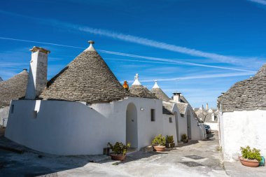 Alberobello 'nun Puglia, İtalya' daki ikonik trulli evleri.