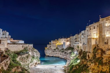 Polignano 'daki Lama Monachile Körfezi Puglia, Itay' da bir Mare, gece.