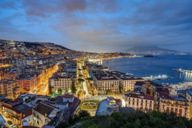 Napoli Körfezi 'nde Vezüv Dağı alacakaranlıkta arkada.