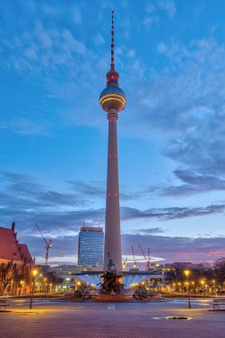 Şafak vakti Berlin 'in ünlü TV Kulesi