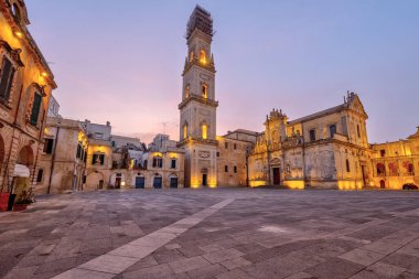 İtalya, Lecce 'deki boş Piazza del Duomo, güneş doğmadan önce.