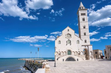 İtalya 'nın Puglia kentindeki güzel Trani Katedrali ve Adriyatik Denizi