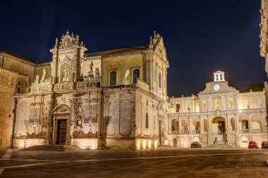 Lecce, İtalya 'daki inanılmaz Piazza del Duomo' da, geceleri hiç insan yok.