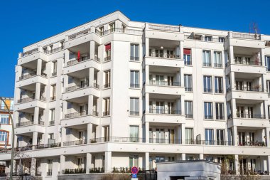 Berlin, Almanya 'da Prenzlauer Berg ilçesinde beyaz, modern apartman binası görüldü