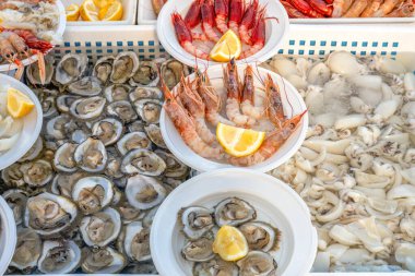 Bari, İtalya 'da bir markette midye ve karides dolu kâseler