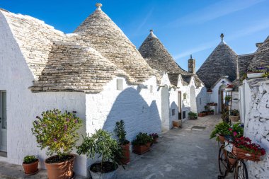 Puglia, İtalya 'daki Alberobello' nun güzel trulli evleri.