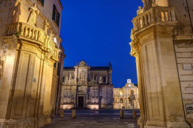 İtalya, Lecce 'deki boş Piazza del Duomo' nun girişi.