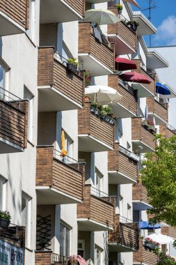 Berlin, Almanya 'da şemsiyeli bir apartman.