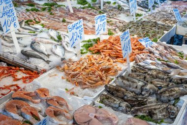Napoli, İtalya 'da bir pazarda taze deniz ürünleri ve balıklar satılıyor.