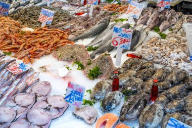 Napoli, İtalya 'da bir balık pazarında market tezgahı.