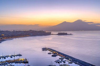 Alacakaranlıkta ünlü Vezüv Dağı ile Napoli