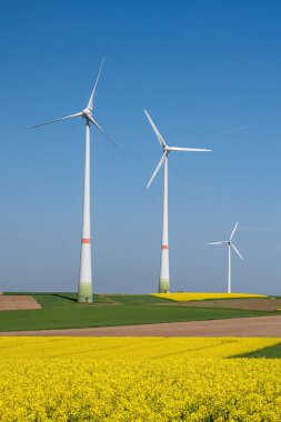 Almanya 'da görülen renkli kırsal alanda rüzgar türbinleri