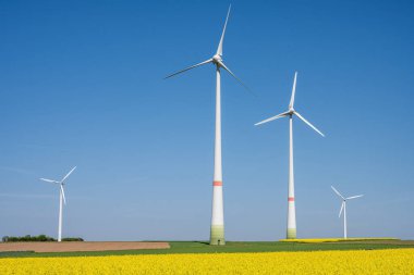 Almanya 'da güzel bir kırsal alanda rüzgar türbinleri görülüyor