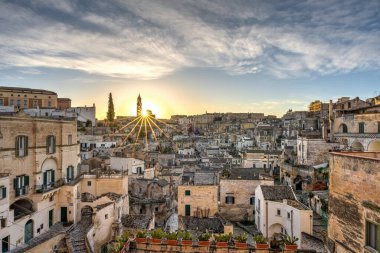 Gündoğumunda İtalya 'nın Matera kentindeki Sasso Caveoso.