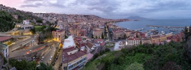 Körfezdeki Napoli Panoraması ve güneş battıktan sonra ünlü Vezüv Dağı bulutları.