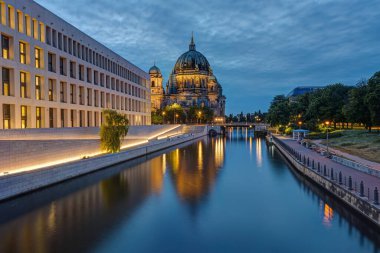 Şehir Sarayı, Katedral ve Nehir 'in modern arkası Alacakaranlıkta Berlin' de Spree